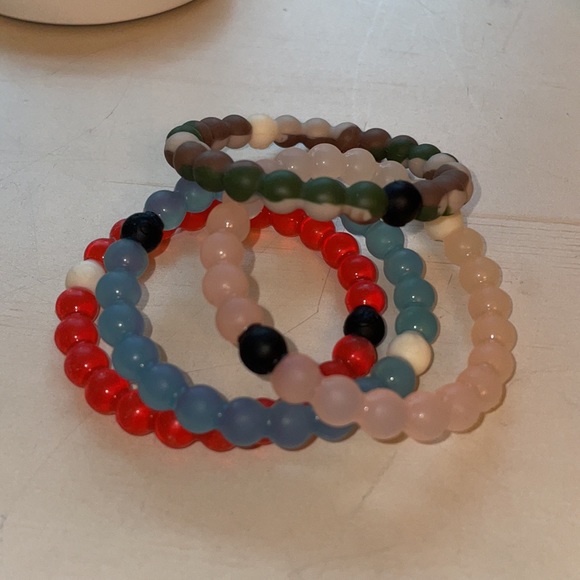 Lokai 4 pack of bracelets and case! - Picture 2 of 7